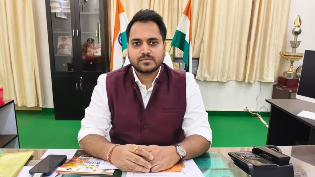 विधान परिषद चुनाव में मोबाइल फोन पर सख्ती, मतदान केंद्र के 100 मीटर के दायरे में प्रतिबंध