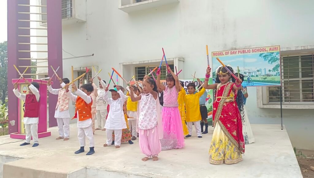 डीएवी पब्लिक स्कूल औरी में रामायण के पात्रों ने मोहा मन, डांडिया की धूम से गूंजा परिसर