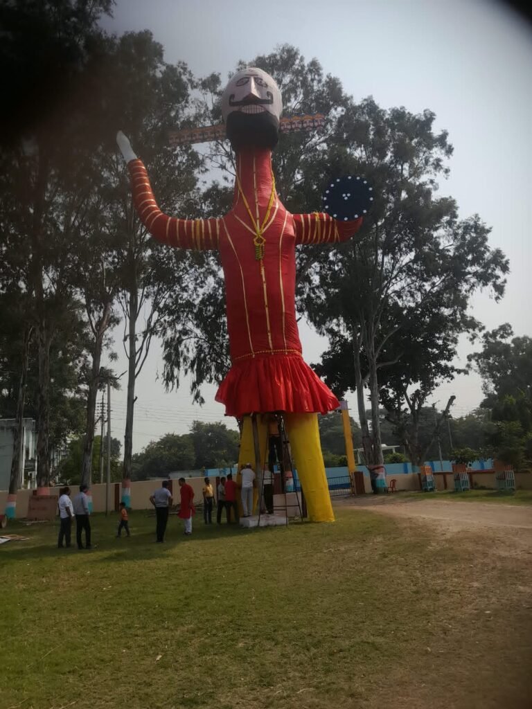 ककरी में 80 फीट के रावण का दहन,जय श्रीराम के उद्घोष से गूंजा एकलव्य मैदान