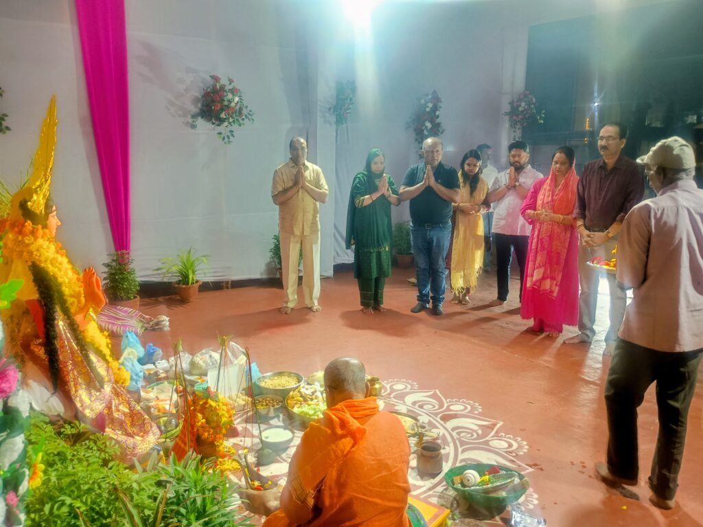 भक्तिभाव के साथ संपन्न हुई महालक्ष्मी पूजा, सुख-समृद्धि की कामना को उमड़े श्रद्धालु