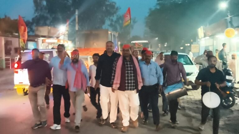 विधान परिषद चुनाव में सपा की जीत पर कासी मोड़ पर जश्न, ढोल-नगाड़ों के बीच कार्यकर्ताओं ने बांटी मिठाई