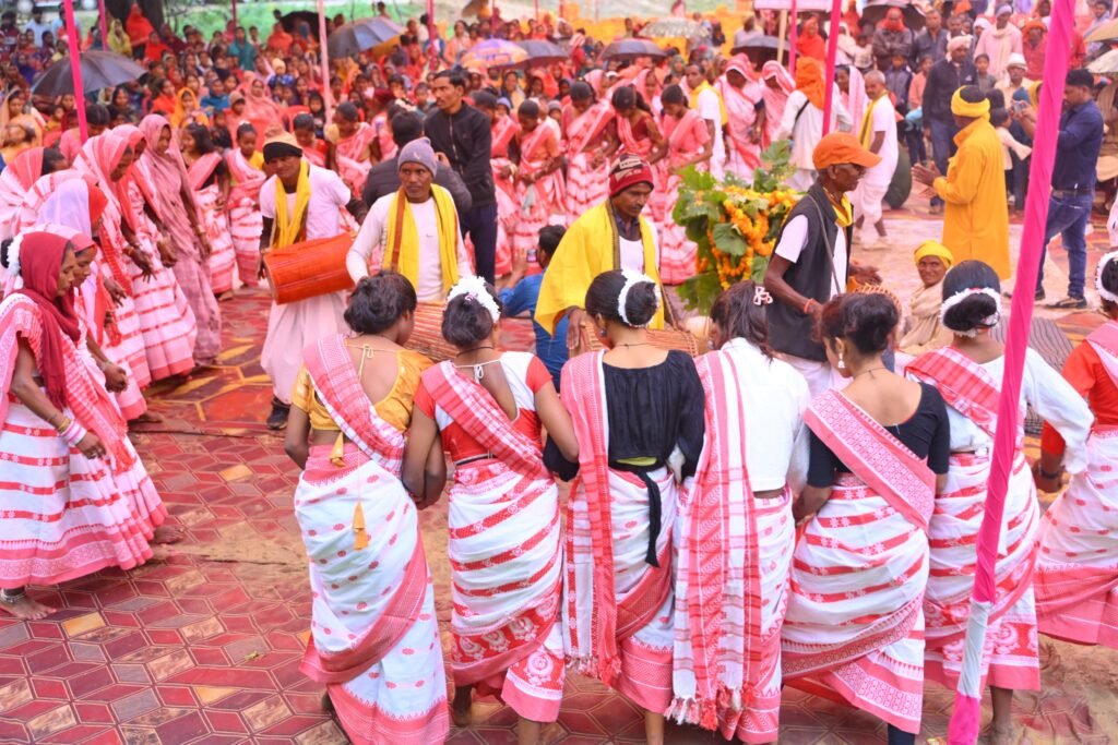 कर्मा की थाप पर झूम उठा चतरा, जनजातीय संस्कृति की दिखी अनूठी छटा